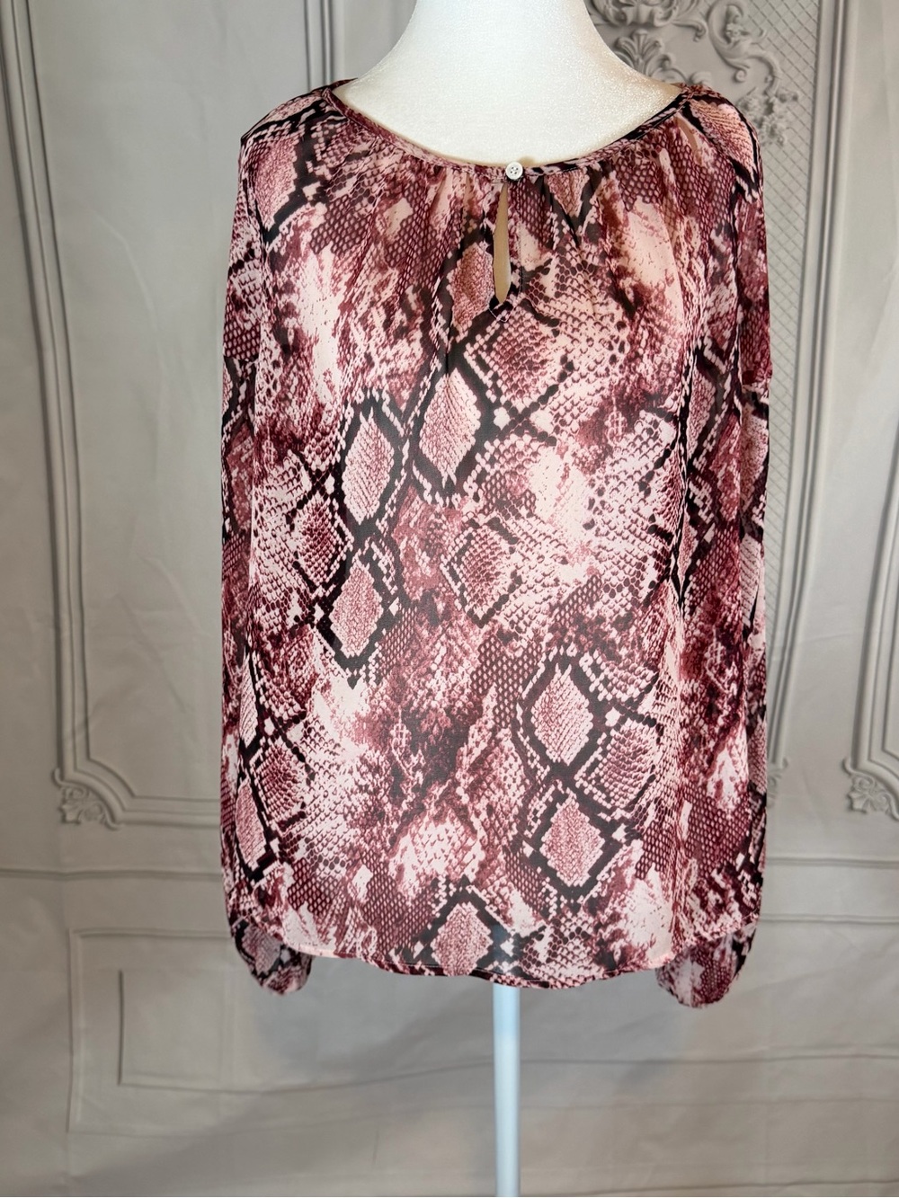 Vince Camuto Women’s Size PM Pink Snake Print Long Sleeve Keyhole Blouse